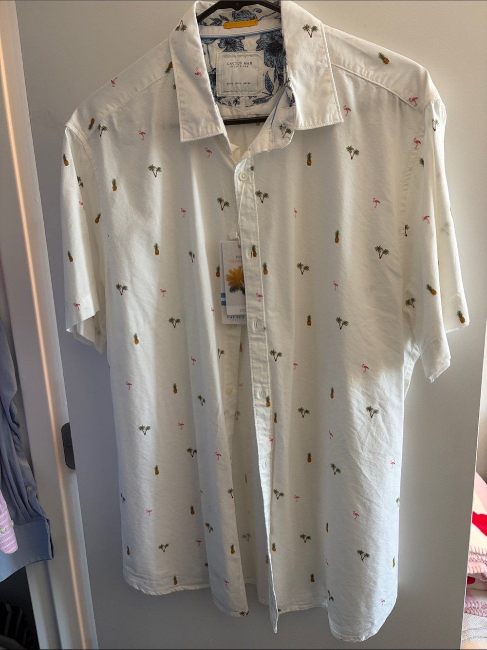 NWT! Men’s White Pineapple & Palm Short-Sleeve Button-Down Shirt